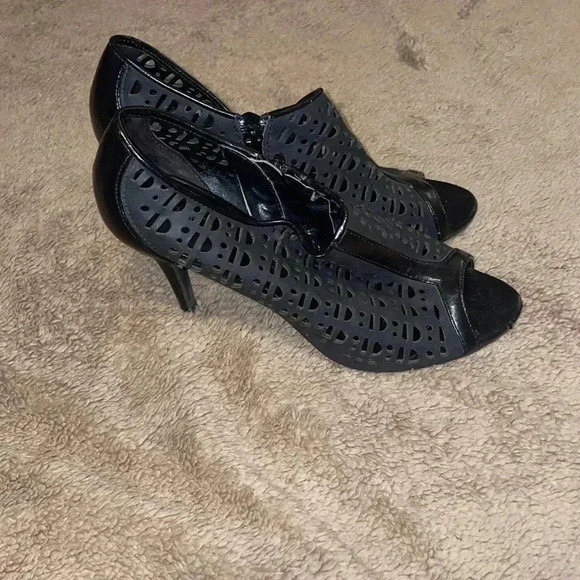 Women’s Cato Heels - Picture 3 of 6